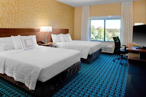 弗拉格斯塔夫弗拉格斯塔夫东万豪酒店的酒店客房设有两张床和窗户。