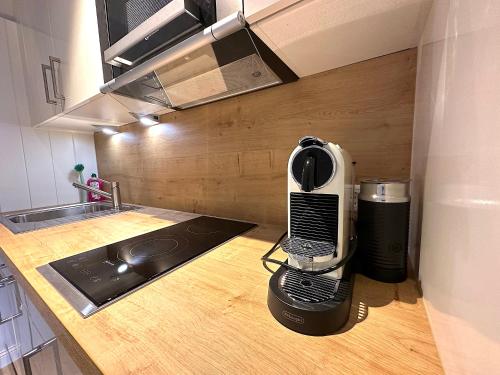 文尼斯塔特KNYD'S am MEER的厨房配有烤面包机,位于柜台上