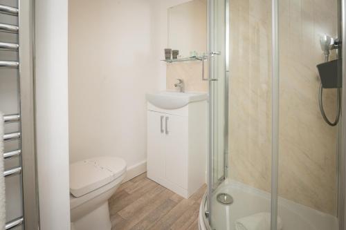 大雅茅斯Self containted 1 Bed modern apartment- Meters from Beach的浴室配有卫生间、盥洗盆和淋浴。
