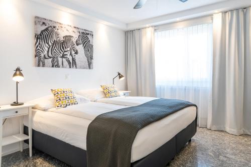 苏尔塞苏尔塞酒店的一间卧室设有一张床和一个大窗户
