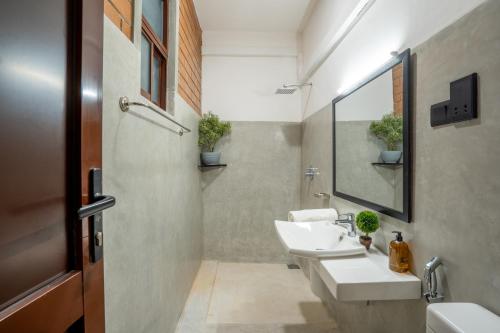 贝鲁沃勒Anura's Elephant的浴室设有2个水槽和镜子