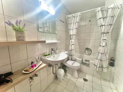 斯塔里斯Heaven Studios & Apartments的白色的浴室设有水槽和卫生间。