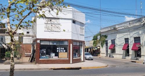 卢汉NidoAparte Departamento Lujan Centro的街上有窗口标牌的商店