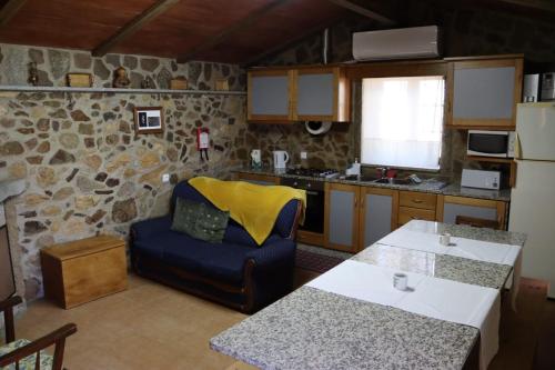 凡道Holiday Accommodation, Serra da Estrela - Casa Cabeço do Barragão的一间厨房,内设一张桌子和一把椅子
