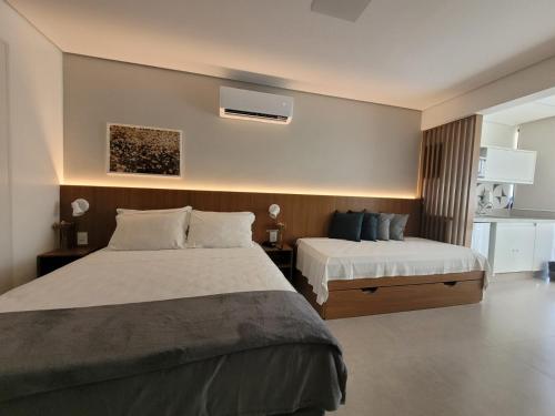 巴西利亚Garvey Park Hotel - Quarto Premium 409的一间酒店客房,设有两张床和电视