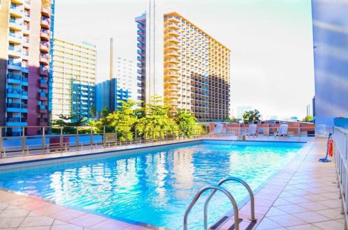 巴西利亚Garvey Park Hotel - Quarto Premium 409的一座位于城市的游泳池,有高大的建筑