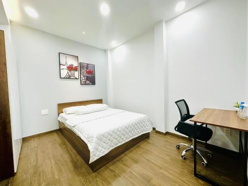 胡志明市Thái Vân Home的一间卧室配有一张床、一张桌子和一把椅子