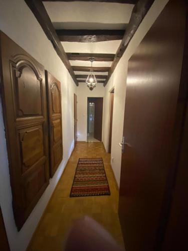 于南格RIVER side appartment的地板上一扇空的走廊,有门和地毯