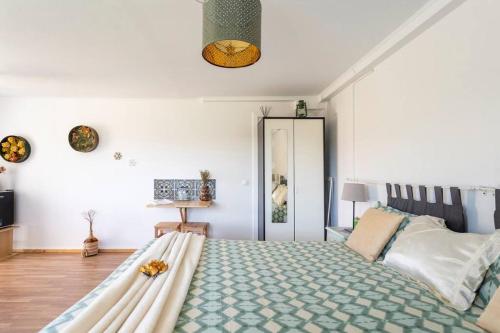 阿鲁达杜什维纽什Sossego e tranquilidade - Valley Guest House - Perto de Lisboa的一间卧室,卧室内配有一张大床