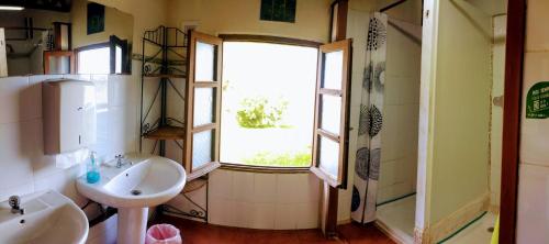 圣维森特-德拉巴尔克拉Surfhousegerra的一间带两个盥洗盆和窗户的浴室