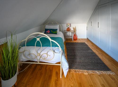 圣艾夫斯霍威尔旅舍的一间卧室配有一张床和地毯