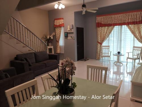 阿罗士打Jom Singgah Homestay - Alor Setar的客厅配有沙发和桌子