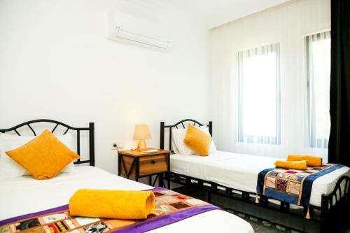 达利安Stunning 4 bedrooms Luxury Villa Kaan Dalyan的两张睡床彼此相邻,位于一个房间里
