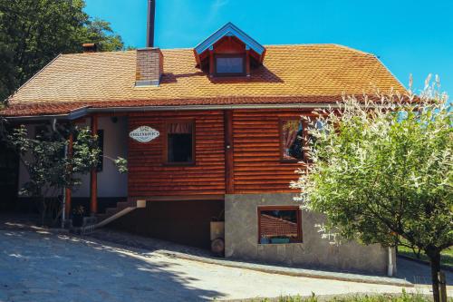 代斯波托瓦茨Etno domaćinstvo Milenković的一间红色屋顶的木屋
