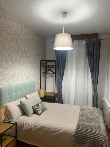 萨莫拉Apartamento casco histórico的一间卧室配有一张蓝色床头板的床