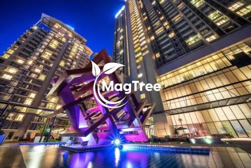 云顶高原MagTree Genting Highlands的建筑前方的一大块紫色雕塑