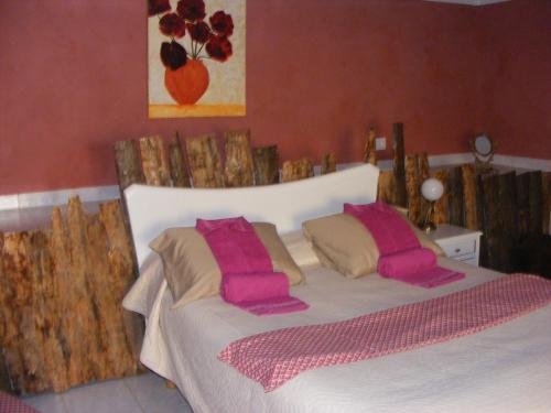 CoveloCasa Thocamalu's的卧室配有白色床和粉红色枕头