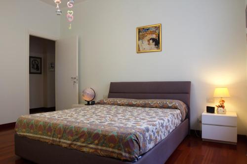 斯培西亚Casa Di Ariel的一间卧室配有一张床和一张桌子上的台灯