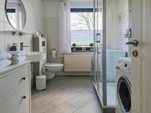 瓦尔斯罗德Ferienwohnung Leni的浴室配有卫生间水槽和洗衣机。