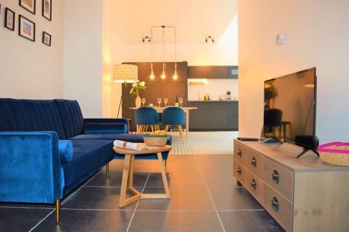 布鲁塞尔Home Sweet Home Brussels center的客厅配有蓝色的沙发和桌子
