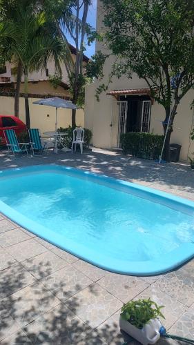 纳塔尔Get Up Hostel的一座大蓝色游泳池,位于房子前