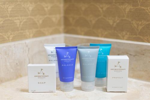 罗切斯特卡乐格兰德塔尔酒店的一组四种产品坐在浴室的柜台上