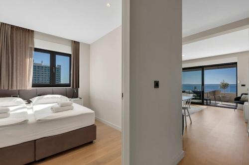 马卡尔斯卡Apartmani Vila Jelena的一间卧室设有一张床和一间客厅。