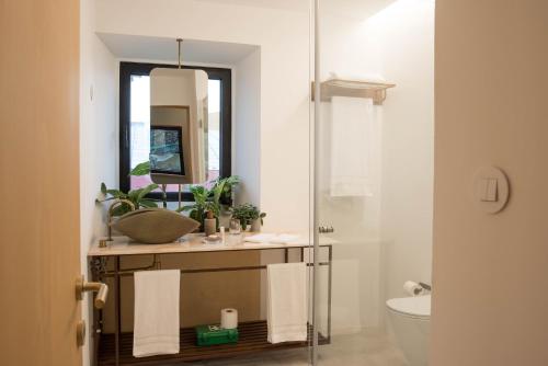 蓬塔德尔加达Green&Houses的一间带水槽和镜子的浴室