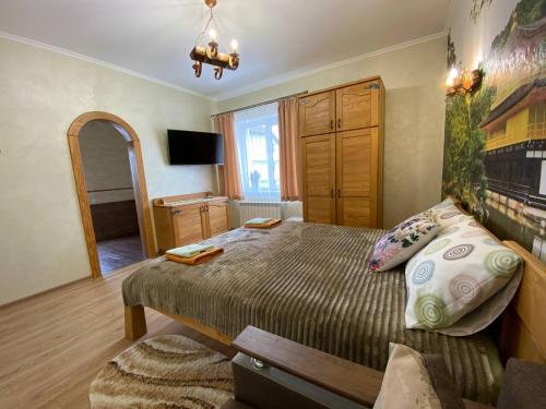 斯基希德尼萨Villa OkSun的一间卧室配有一张大床和镜子