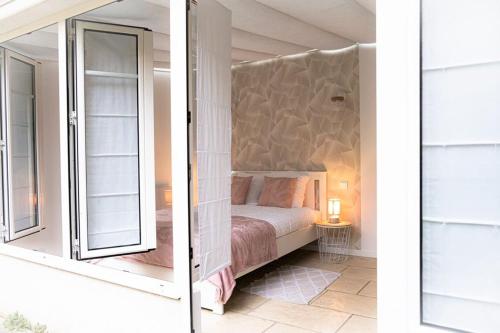 尼奥尔Appartement rénové - wifi - jardin - centre de Niort的卧室两张照片,配有一张床和一个窗户