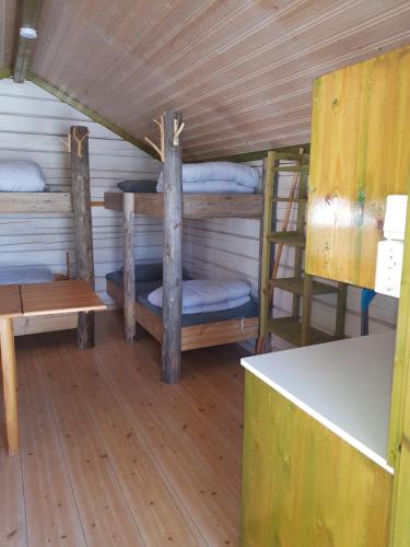 HammarstrandSchöne Stuga unmittelbar am Ammerån gelegen的小屋内带两张双层床的客房