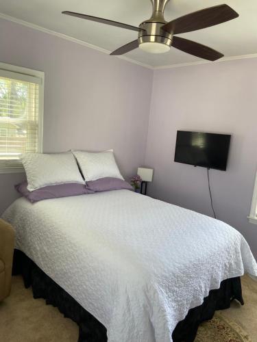 亚特兰大Cozy comfortable PRIVATE BEDROOMS的卧室配有白色的床和吊扇