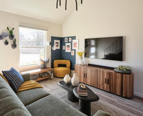 奥斯汀Midcentury Couples Designer Loft - Casa Tuya的带沙发和平面电视的客厅