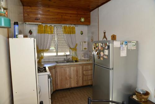 卢汉Departamento en Jauregui (partido de Luján)的厨房配有冰箱和水槽