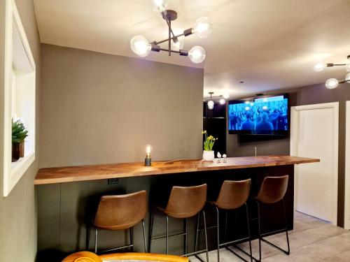 Sokndal#26 Sokndal的厨房设有带凳子的酒吧和一台电视机。