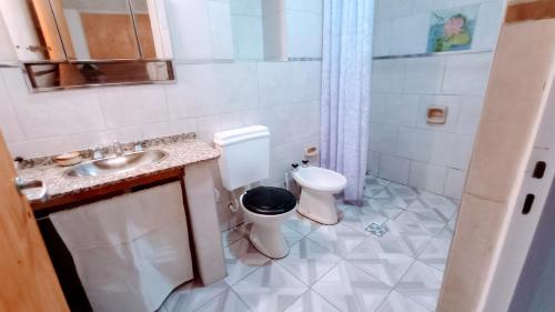 拉法尔达Fer的浴室配有卫生间、盥洗盆和淋浴。