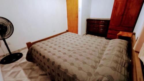 拉法尔达Fer的一间带风扇的客房内一张床的卧室