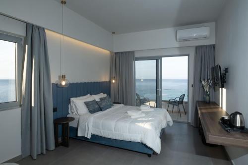 莫什劳斯Mochlos Blue的一间卧室配有一张床,享有海景