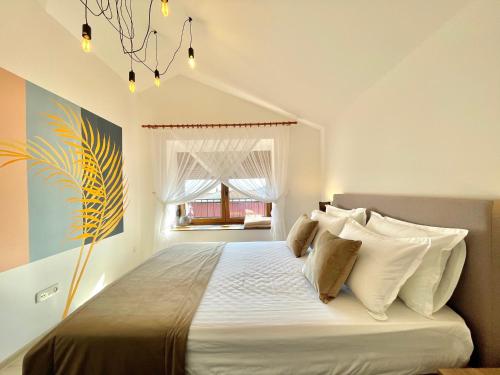 布德瓦Villa Serenity Budva的卧室配有带白色枕头的大床