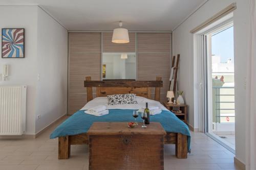 雅典Townhouse in the Historical Centrer of Athens的一间卧室配有一张带蓝色毯子和一张桌子的床。