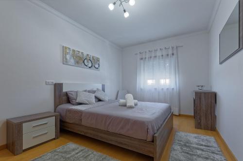 佩尼契Alojamento Santo António的一间卧室设有一张大床和一个窗户。