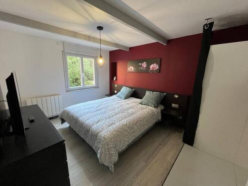 孔卡尔诺36 avenue de la gare的一间卧室设有一张床和红色的墙壁