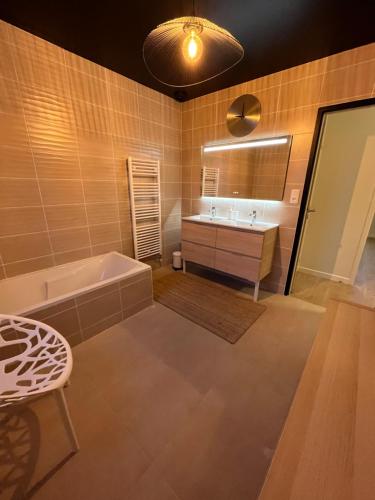 圣梅卢瓦代翁德La Belle Mélorienne的带浴缸和盥洗盆的浴室