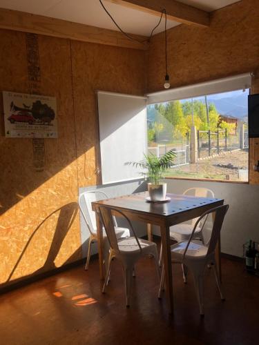 波特雷里约斯Casa de montaña的一间带桌椅和窗户的用餐室