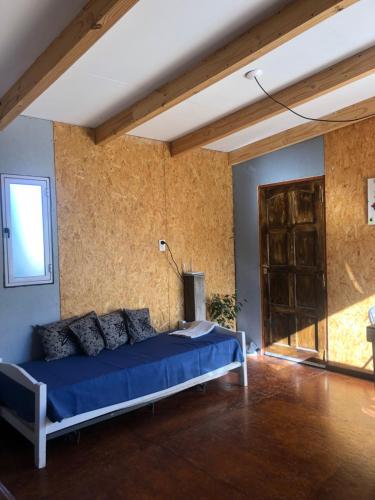 波特雷里约斯Casa de montaña的一间位于客房内的蓝色床卧室