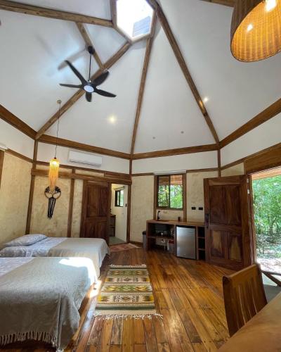 诺萨拉Casita Ylang Ylang的一间卧室配有两张床和吊扇
