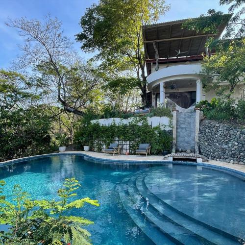 诺萨拉Casita Ylang Ylang的房屋前的游泳池