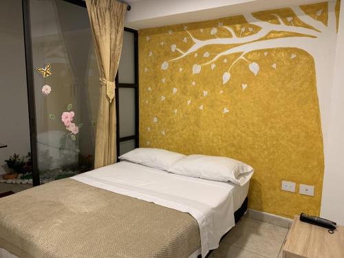 波帕扬Hostel Casa Zambrano的卧室配有一张带树壁画的床