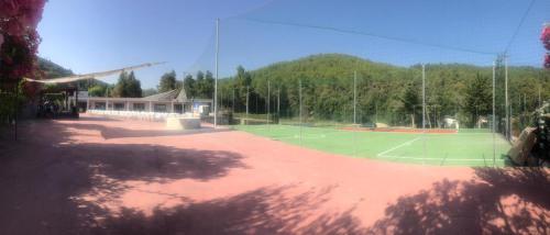 佩斯基奇Gargano Vacanza的大楼前的网球场