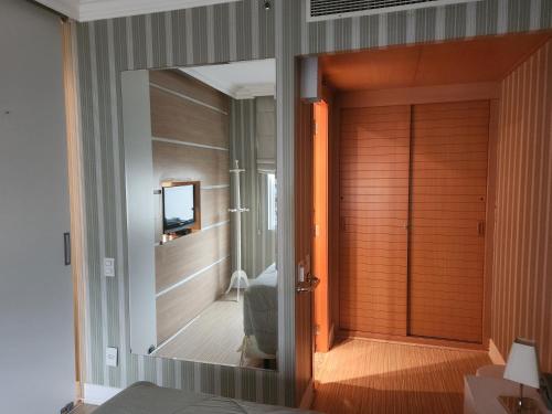 圣保罗La Bella Cintra, 672的一间卧室设有滑动玻璃门和电视